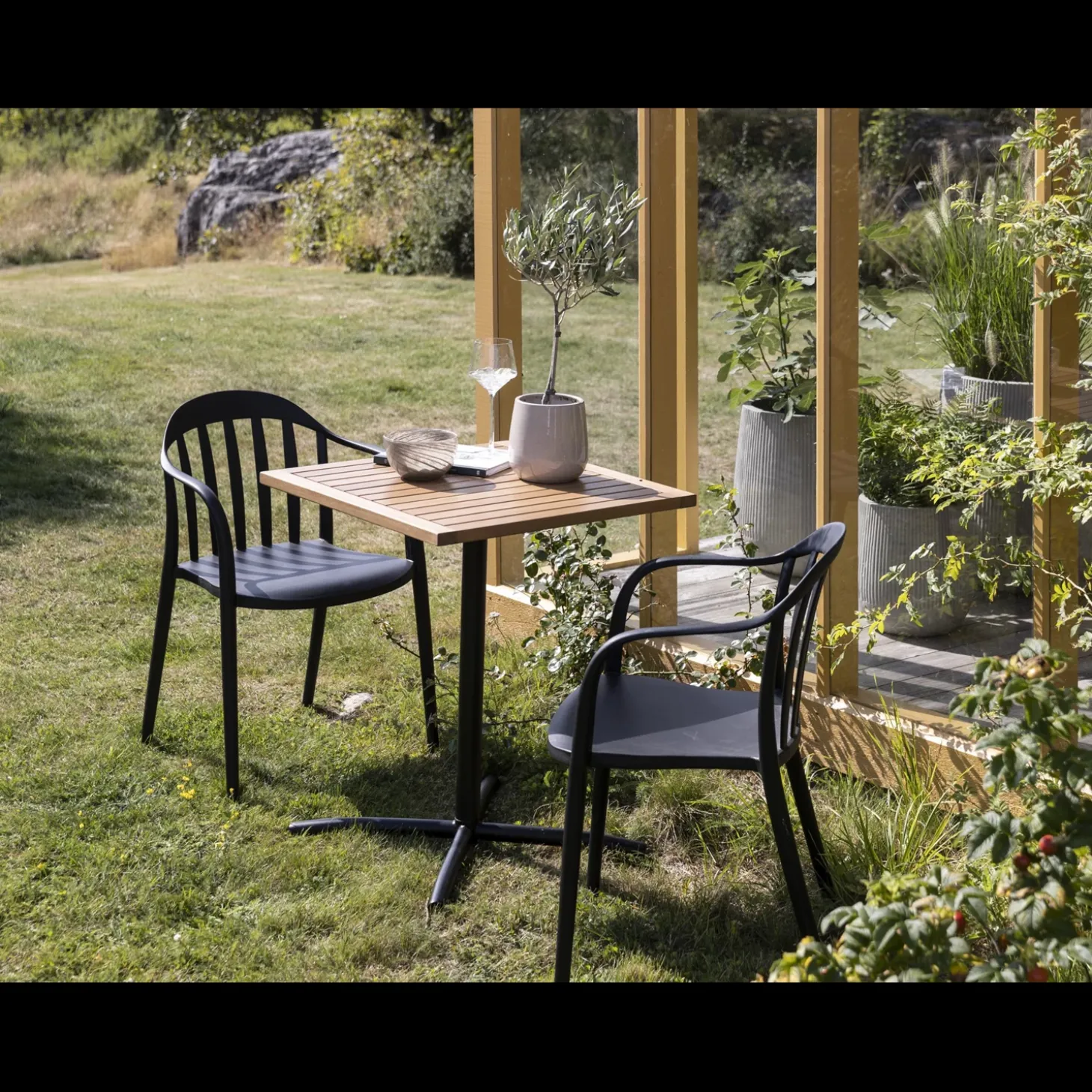 Hydra Cafésæt med 1 bord træ + 2 stole sort