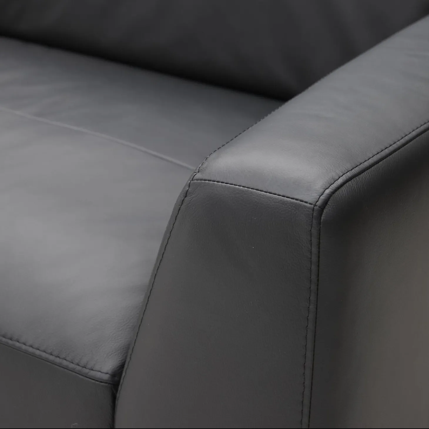 Volanti venstrevendt sofa med pufafslutning