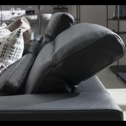 Volanti venstrevendt sofa med pufafslutning