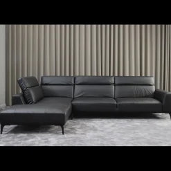 Volanti venstrevendt sofa med pufafslutning