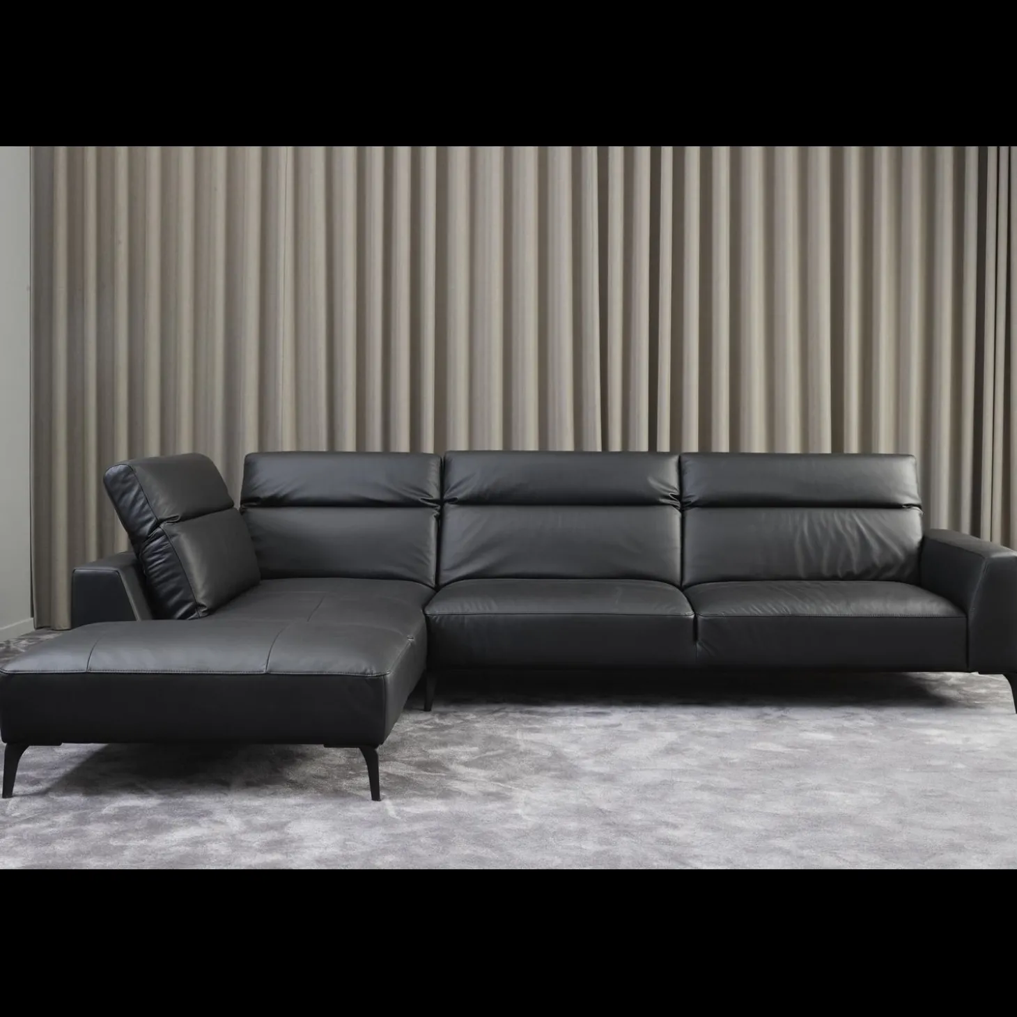 Volanti venstrevendt sofa med pufafslutning